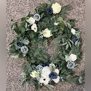 Arbor dusty blue / white / green flowers